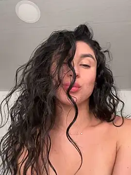 Snapshot of MonicaSalvatore chatting on 02/01/26, 11:47 MonicaSalvatore online show from 02/01/26, 11:47