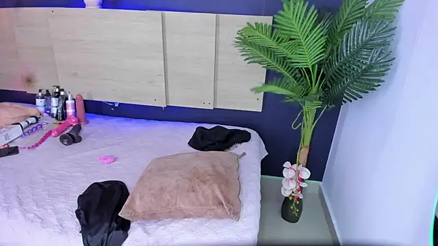 Snapshot of Amalia_Bigass chatting on 11/23/25, 04:56 Amalia Bigass online show from 11/23/25, 04:56