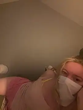 Snapshot of hazel_wood21 chatting on 10/11/25, 07:18 hazel wood21 online show from 10/11/25, 07:18