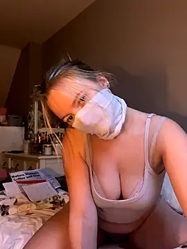 Snapshot of hazel_wood21 chatting on 10/17/25, 04:53 hazel wood21 online show from 10/17/25, 04:53