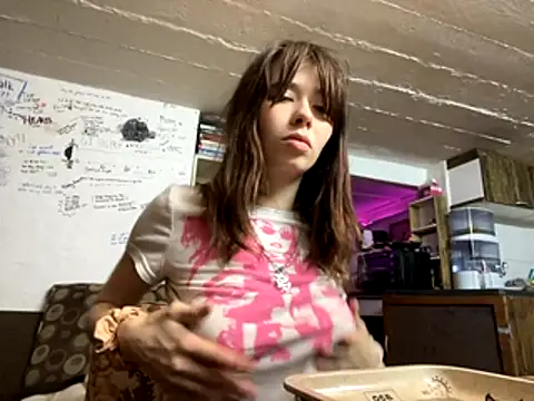 Snapshot of the_holy_t chatting on 11/17/25, 06:24 the holy t online show from 11/17/25, 06:24