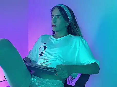 everly monroe online show from 10/17/25, 05:37