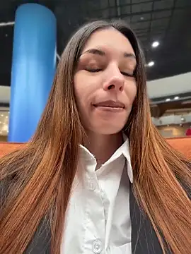 Snapshot of Amelie_Crosby chatting on 06/19/26, 02:43 Amelie Crosby online show from 06/19/26, 02:43
