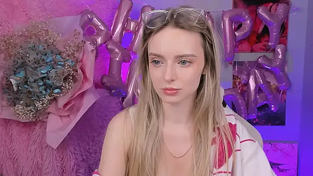 Snapshot of JuliaBrewwer chatting on 09/13/25, 12:05 JuliaBrewwer online show from 09/13/25, 12:05