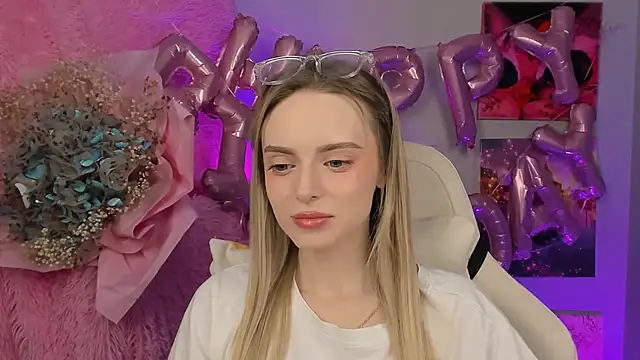 Snapshot of JuliaBrewwer chatting on 09/18/25, 02:19 JuliaBrewwer online show from 09/18/25, 02:19