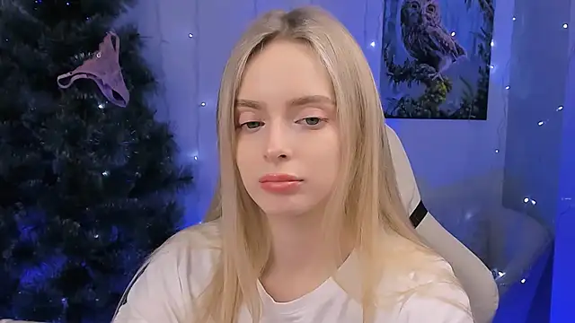 Snapshot of JuliaBrewwer chatting on 12/19/25, 02:35 JuliaBrewwer online show from 12/19/25, 02:35