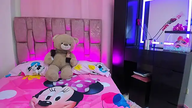 Snapshot of Sophie_Janner chatting on 09/23/25, 05:43 Sophie Janner online show from 09/23/25, 05:43