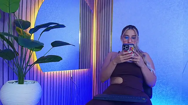 Snapshot of Sophie_Janner chatting on 06/06/26, 03:33 Sophie Janner online show from 06/06/26, 03:33