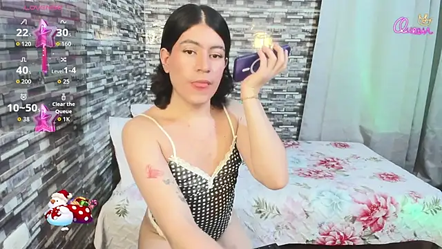 Snapshot of xxxEmmaxx chatting on 12/17/25, 02:28 xxxEmmaxx online show from 12/17/25, 02:28