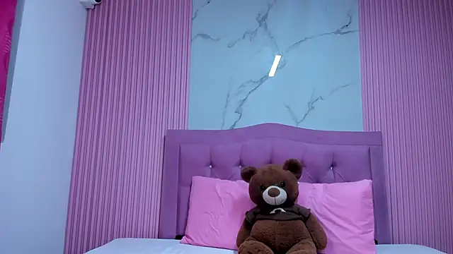 Snapshot of Emy_topless chatting on 09/13/25, 11:04 Emy topless online show from 09/13/25, 11:04