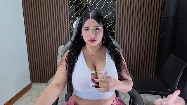 Snapshot of Emy_topless chatting on 11/11/25, 11:10 Emy topless online show from 11/11/25, 11:10