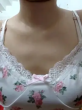 Snapshot of SusanRoces chatting on 09/17/25, 08:49 SusanRoces online show from 09/17/25, 08:49