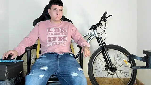 Snapshot of HELLSTAR chatting on 10/21/25, 05:30 HELLSTAR online show from 10/21/25, 05:30