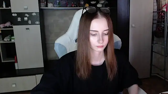 Snapshot of Cutti_Crystal chatting on 11/11/25, 02:44 Cutti Crystal online show from 11/11/25, 02:44