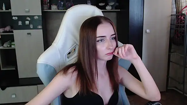 Snapshot of Cutti_Crystal chatting on 11/12/25, 06:58 Cutti Crystal online show from 11/12/25, 06:58