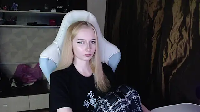 Snapshot of Cutti_Crystal chatting on 03/20/26, 08:14 Cutti Crystal online show from 03/20/26, 08:14