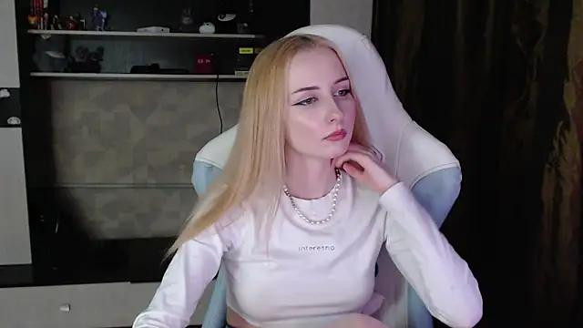 Snapshot of Cutti_Crystal chatting on 03/23/26, 08:35 Cutti Crystal online show from 03/23/26, 08:35