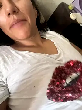 Snapshot of Huitaca_ chatting on 10/26/25, 02:23 Huitaca online show from 10/26/25, 02:23