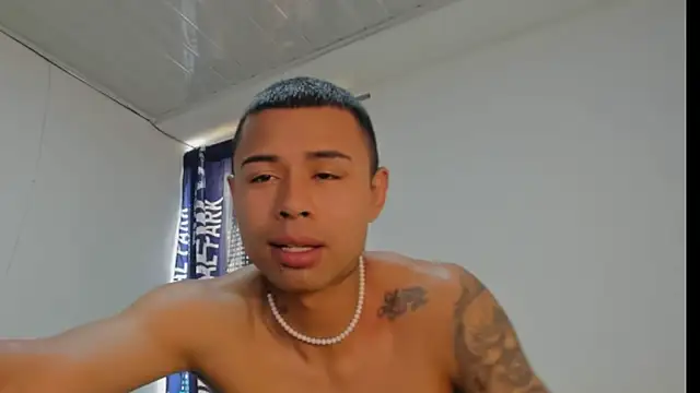 Snapshot of _Logan_Colton_ chatting on 09/22/25, 05:37 Logan Colton online show from 09/22/25, 05:37