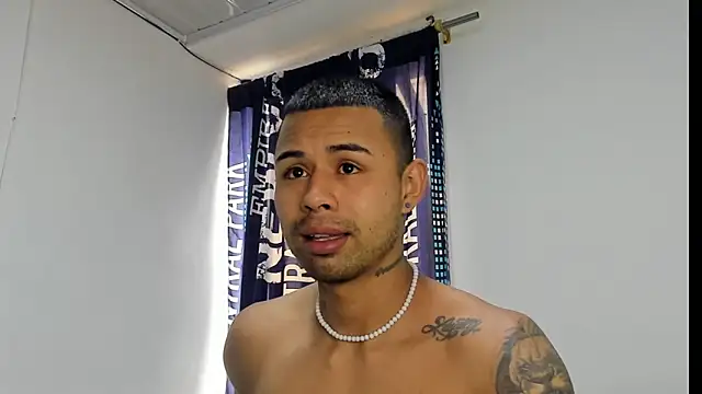 Snapshot of _Logan_Colton_ chatting on 11/19/25, 08:53 Logan Colton online show from 11/19/25, 08:53