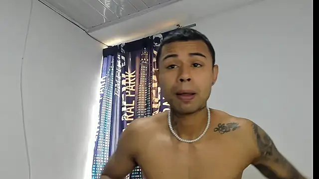 Snapshot of _Logan_Colton_ chatting on 12/17/25, 05:19 Logan Colton online show from 12/17/25, 05:19