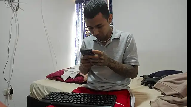 Snapshot of _Logan_Colton_ chatting on 12/19/25, 05:20 Logan Colton online show from 12/19/25, 05:20