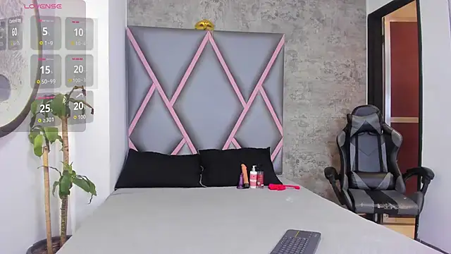 Quee Sophine online show from 12/16/25, 07:30