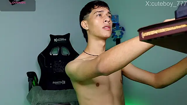 Snapshot of Danny_cute_05 chatting on 11/07/25, 10:04 Danny cute 05 online show from 11/07/25, 10:04