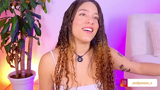 Snapshot of onlyemily_ chatting on 04/16/26, 01:06 onlyemily online show from 04/16/26, 01:06