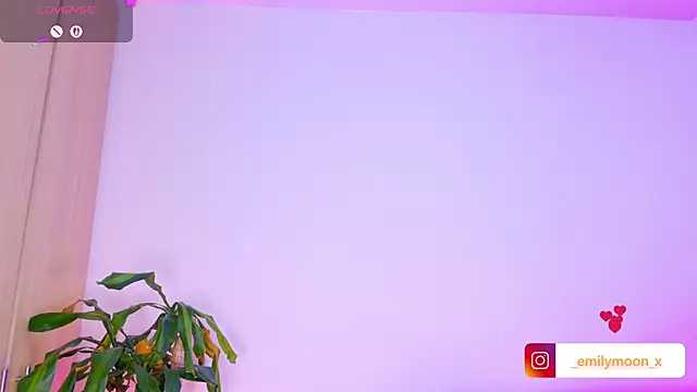 Snapshot of onlyemily_ chatting on 04/21/26, 01:18 onlyemily online show from 04/21/26, 01:18