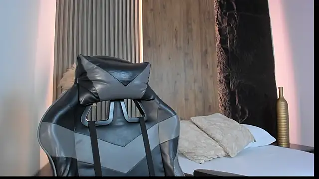 Snapshot of evelin_lopezz chatting on 02/24/26, 02:20 evelin lopezz online show from 02/24/26, 02:20