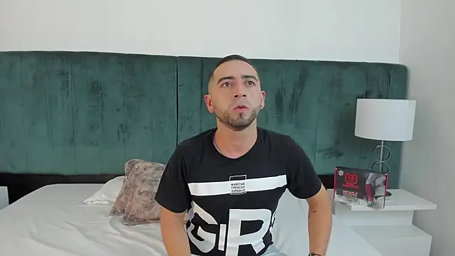 Snapshot of Lushian_ chatting on 11/01/25, 11:18 Lushian online show from 11/01/25, 11:18