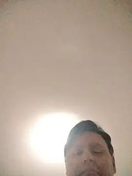 Snapshot of LeoMaduroSP chatting on 11/15/25, 04:21 LeoMaduroSP online show from 11/15/25, 04:21