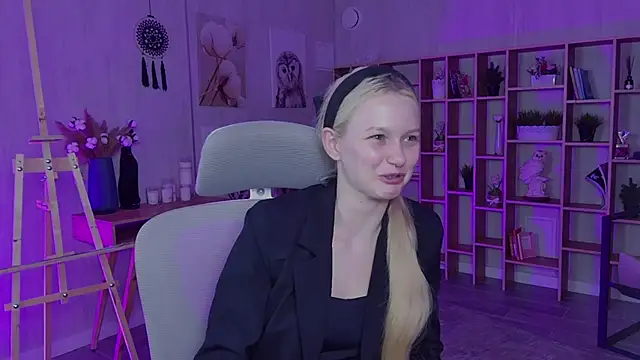 Snapshot of AvaDaviis chatting on 09/17/25, 10:28 AvaDaviis online show from 09/17/25, 10:28