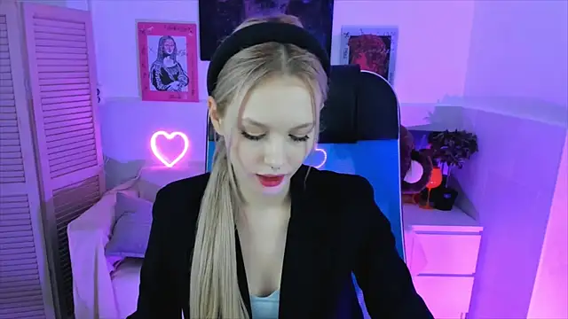 Snapshot of AvaDaviis chatting on 10/18/25, 02:18 AvaDaviis online show from 10/18/25, 02:18