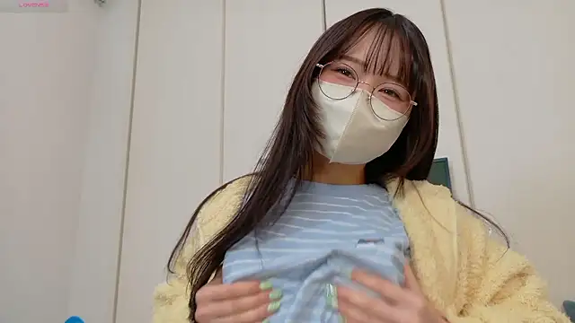 Snapshot of chii_chan_o0 chatting on 11/23/25, 01:11 chii chan o0 online show from 11/23/25, 01:11