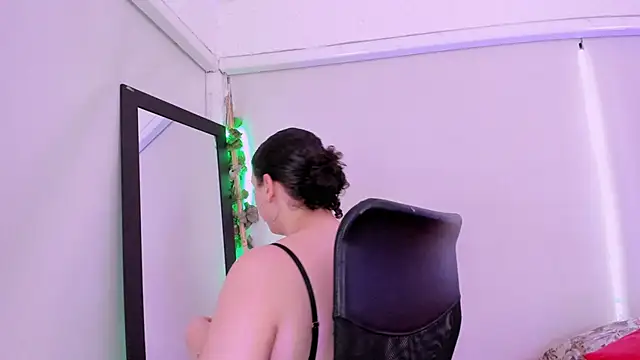 Snapshot of catleya_noire chatting on 10/08/25, 08:06 catleya noire online show from 10/08/25, 08:06