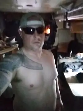 Snapshot of JoeyUhOh chatting on 11/26/25, 03:29 JoeyUhOh online show from 11/26/25, 03:29