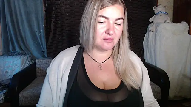 Snapshot of NikaSkylink chatting on 10/15/25, 03:39 NikaSkylink online show from 10/15/25, 03:39