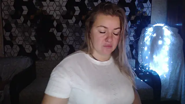 Snapshot of NikaSkylink chatting on 11/24/25, 03:50 NikaSkylink online show from 11/24/25, 03:50