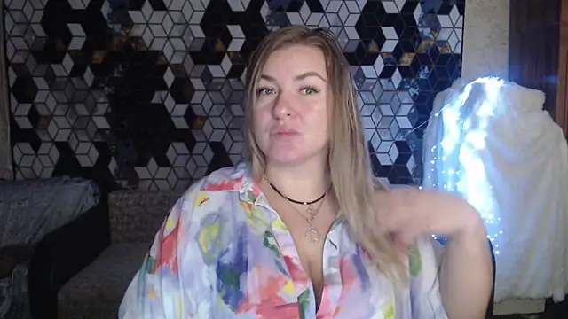 Snapshot of NikaSkylink chatting on 11/24/25, 08:08 NikaSkylink online show from 11/24/25, 08:08