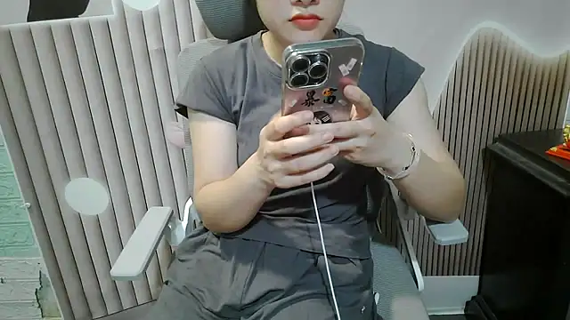 Snapshot of Emachiii chatting on 09/21/25, 12:51 Emachiii online show from 09/21/25, 12:51