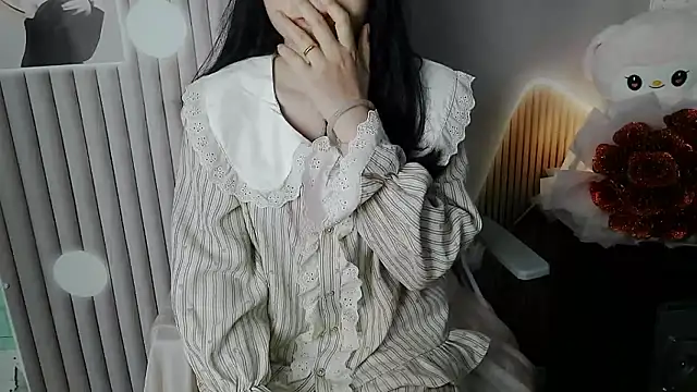 Snapshot of Emachiii chatting on 11/14/25, 02:43 Emachiii online show from 11/14/25, 02:43