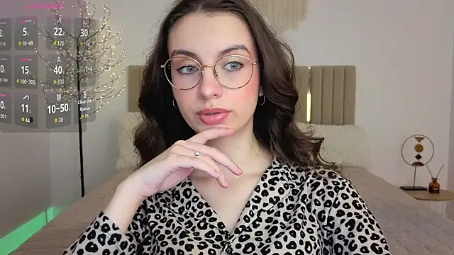 Real cutie1 online show from 06/05/26, 12:44
