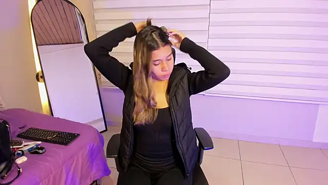 Snapshot of Rachell_criss chatting on 10/02/25, 04:08 Rachell criss online show from 10/02/25, 04:08