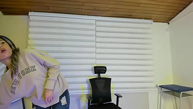 Snapshot of Rachell_criss chatting on 11/13/25, 03:38 Rachell criss online show from 11/13/25, 03:38