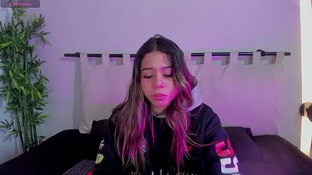 Snapshot of Rachell_criss chatting on 03/12/26, 04:18 Rachell criss online show from 03/12/26, 04:18