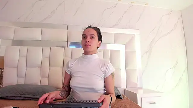 Snapshot of Maia_Park chatting on 02/25/26, 11:42 Maia Park online show from 02/25/26, 11:42