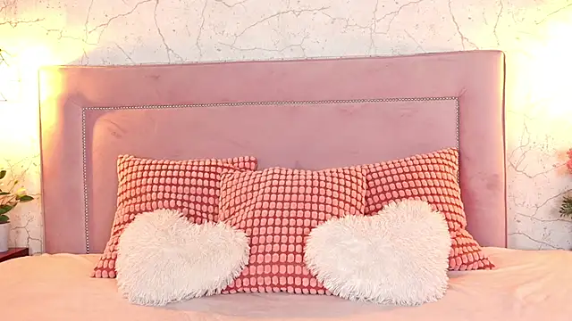 Snapshot of ChannelAngeless chatting on 11/19/25, 10:04 ChannelAngeless online show from 11/19/25, 10:04