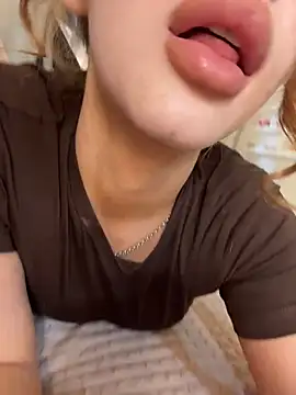 Snapshot of Hannah_xBaby chatting on 06/25/26, 03:27 Hannah xBaby online show from 06/25/26, 03:27
